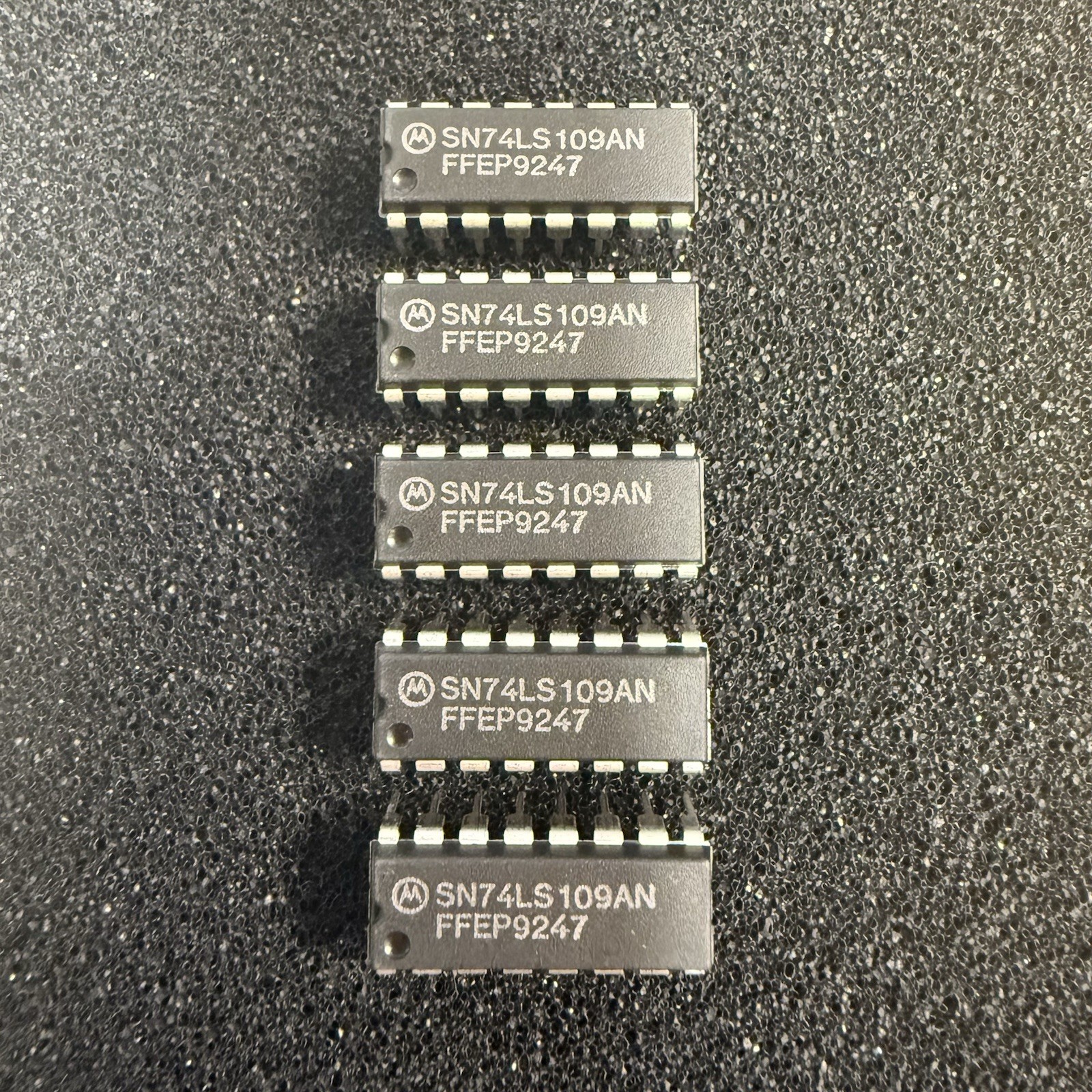 Motorola SN74LS109AN Dual  J-K  PE-Triggered Flip-Flop 16 Pin DIP IC Lot of 5