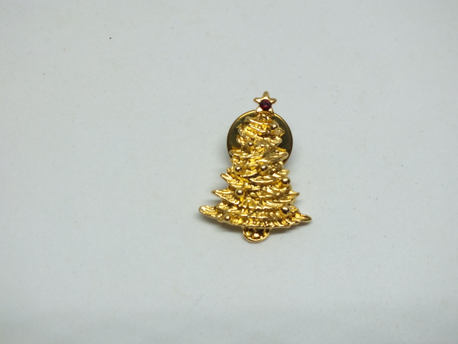 Christmas Holiday Brooch Pin Gold Tone Christmas Tree Red Rhinestone 1" CUTE