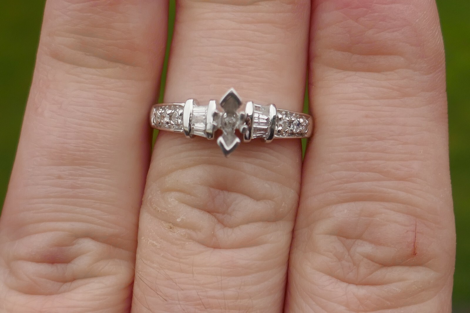 Gorgeous Platinum & Diamond Setting - Size 6.75 / 4.6 Grams