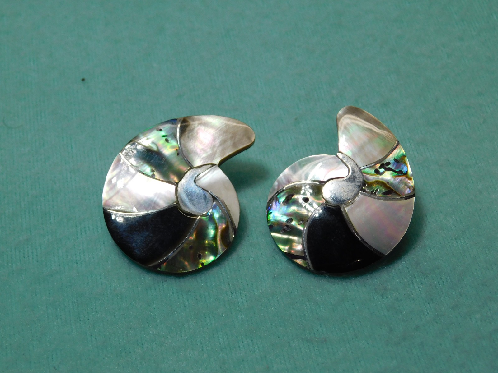 Vintage 1 1/4" Abalone Shell Over Metal Earrings In Good Condition