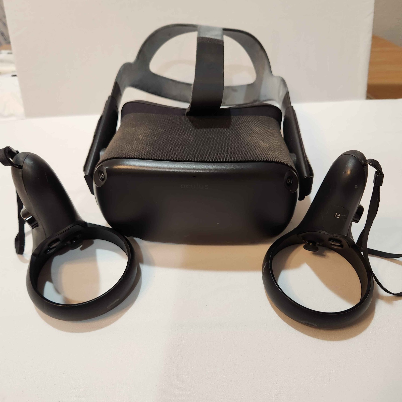 Oculus Quest 1 VR Headset Fully Functional with Controllers + Case