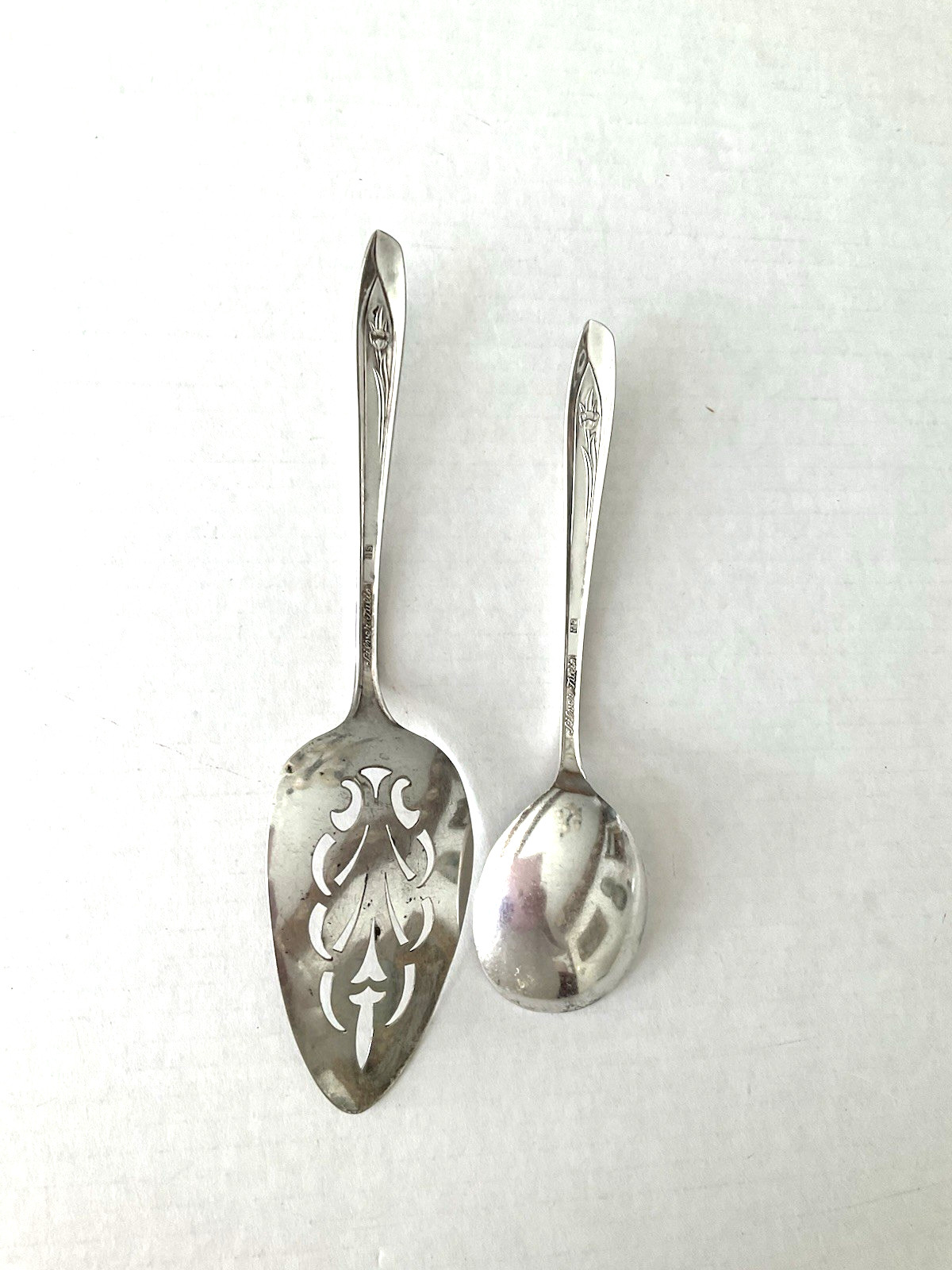 International Silver Tulip Pattern 2pc Silverplate Soup Spoon & Pie Server Used