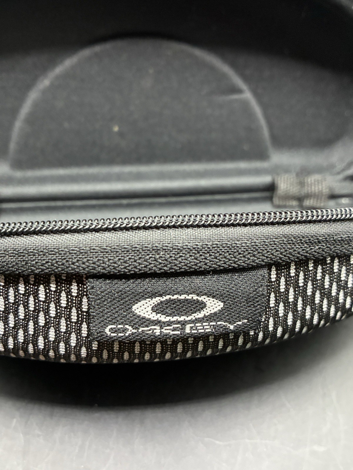 Oakley Style Sunglasses Soft Clamshell Zipper Case Black & Gray
