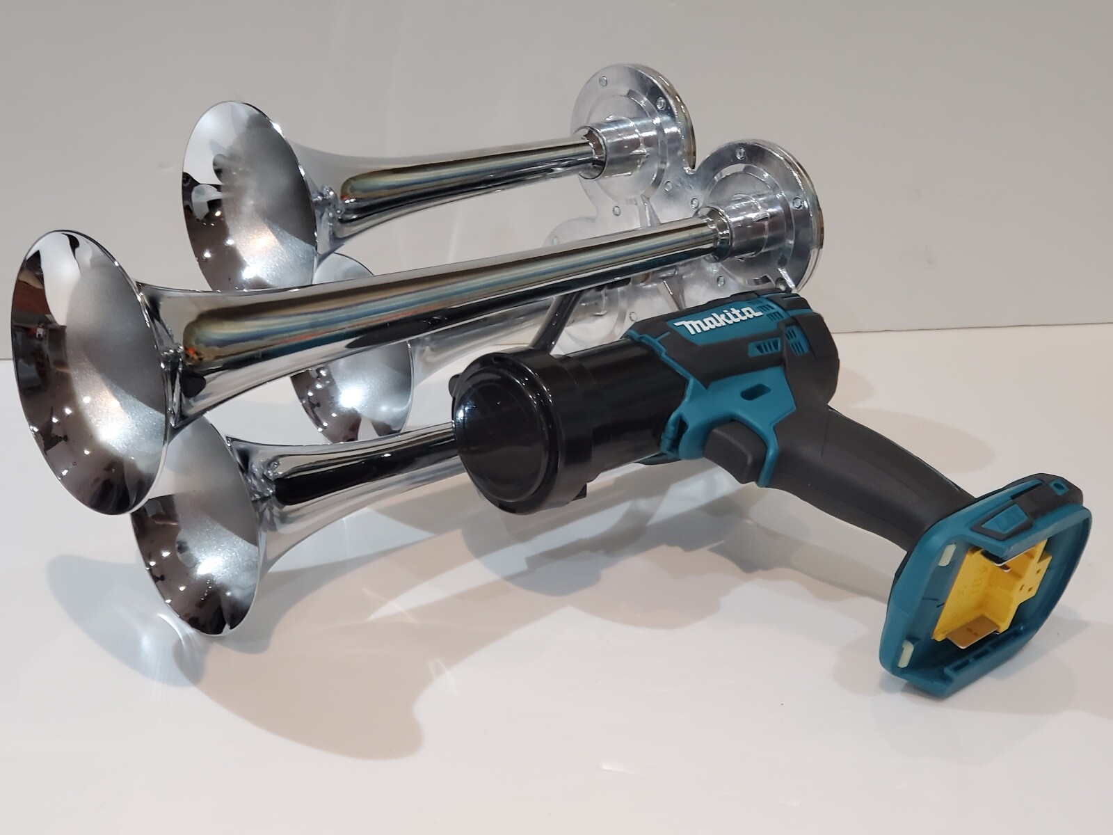MAKITA 18V Power Air Horn, Train Horn Compressor, QUAD Chrome Metal Trumpets 14"