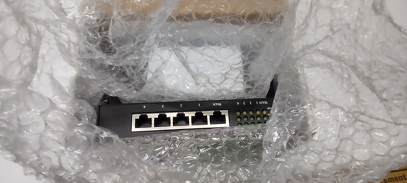 4 Port Basic 10/100 Router Switch 364772-01 NEW