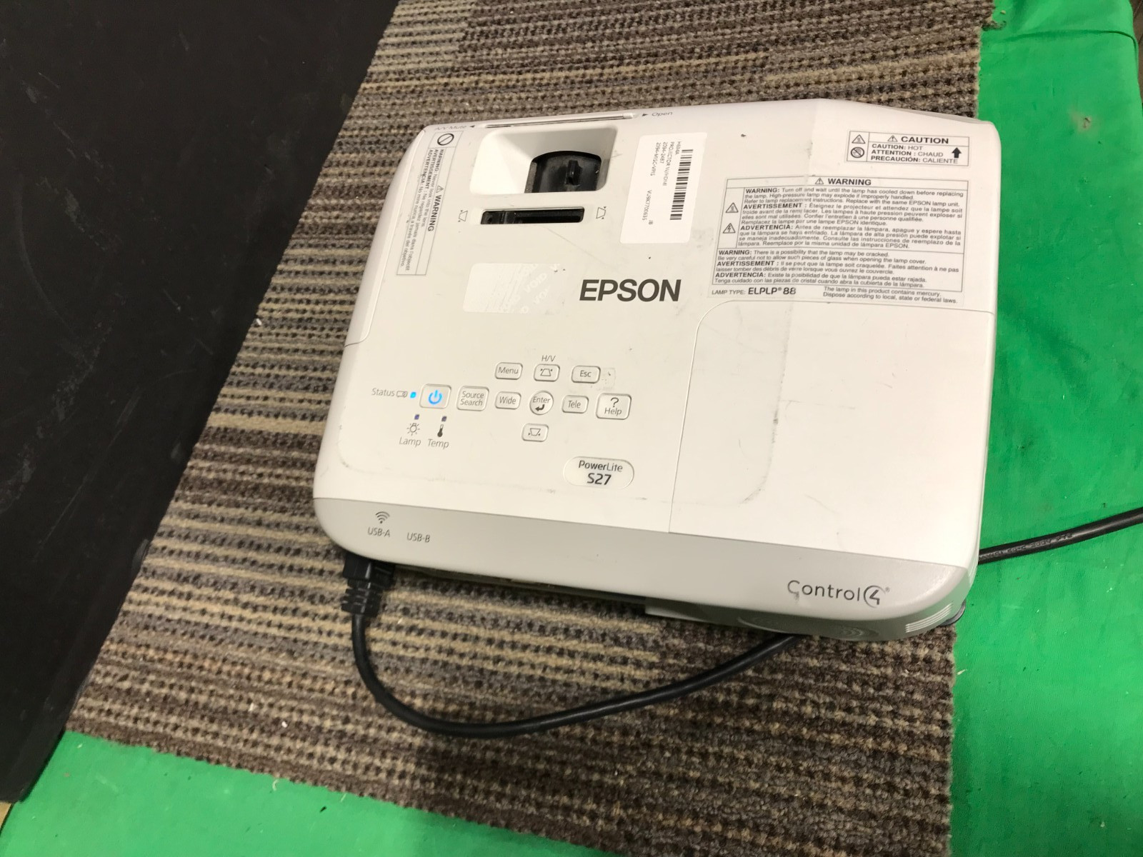 EPSON POWERLITE S27 / H694A  4000 ANSI LUMENS - USED * NEEDS NEW LAMP*