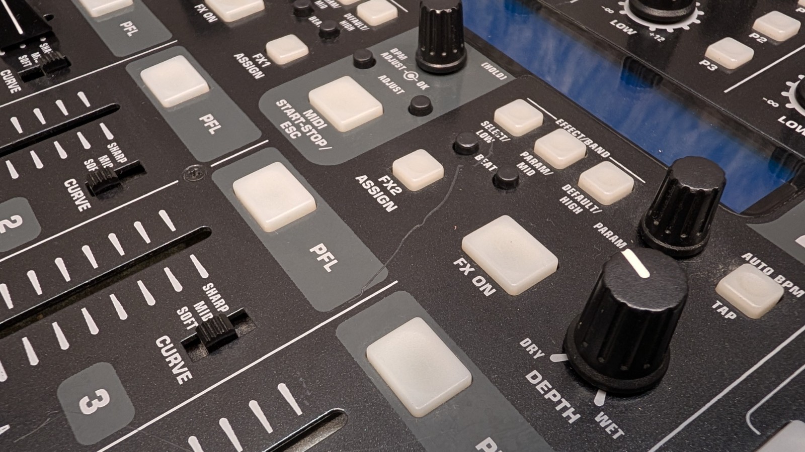 Behringer DDM4000 Digital DJ Mixer 4-Channel USB Tabletop Echo Reverb Filter