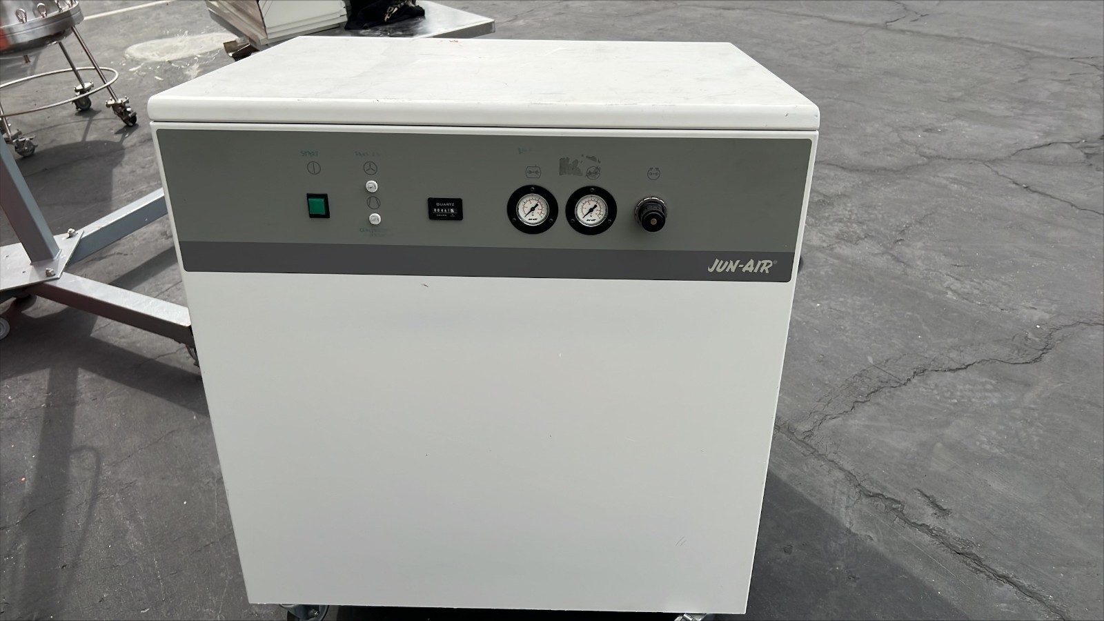 Jun-Air Model 2000 Air Compressor Cabinet Unit Quiet 120 psig Medic (3370141)