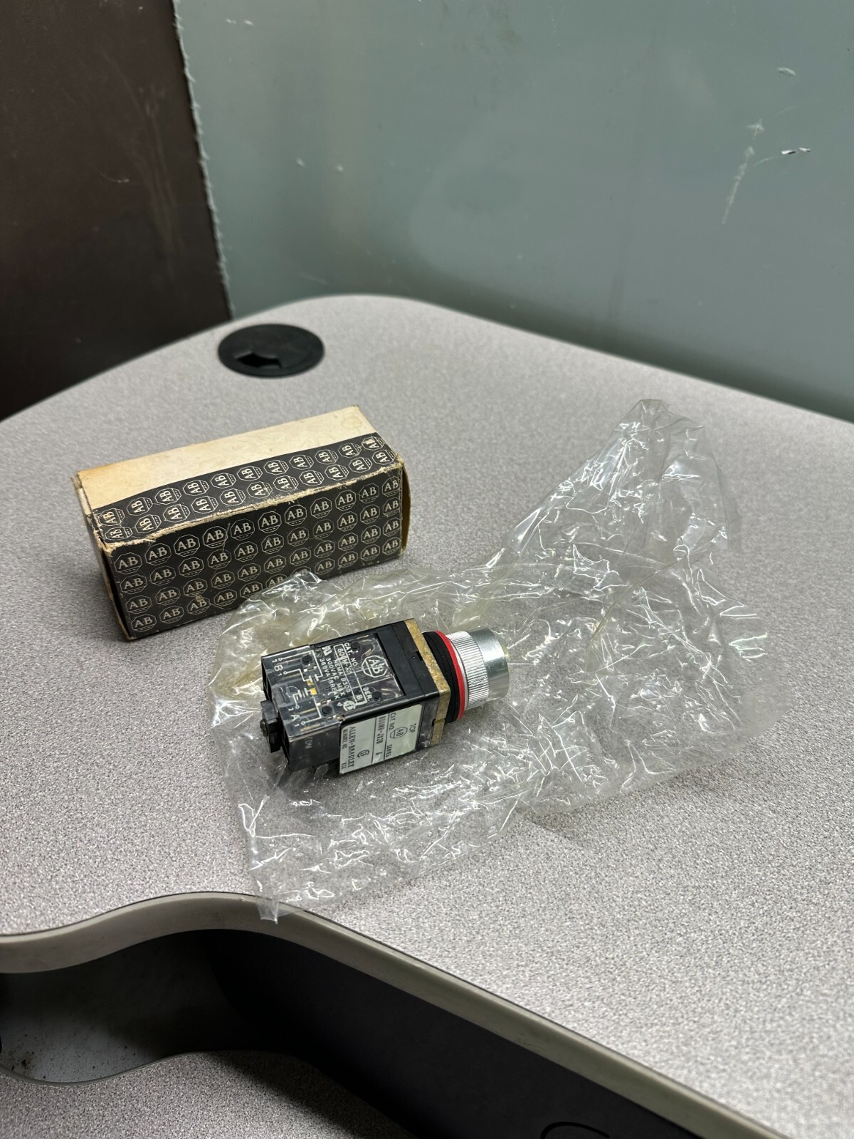 Allen Bradley 800MR-JX2BLA 3 Position Maintained Selector Switch (No Knob).NOS.