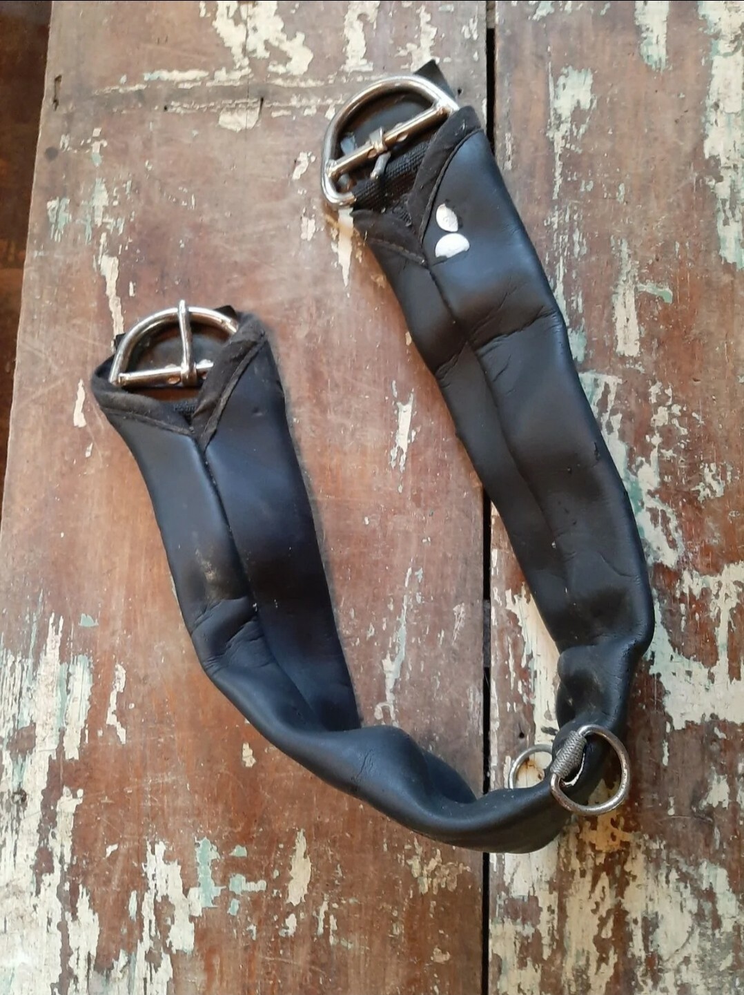 Black rubber cushioned girth strap