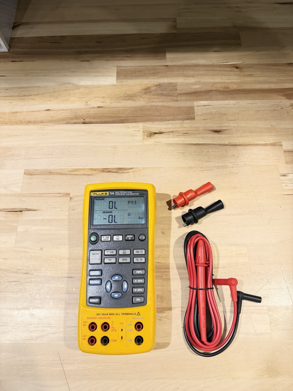 FLUKE 725 MULTIFUNCTION PROCESS CALIBRATOR W/ LEADS & CLIPS FREE SHIPPING TESTED