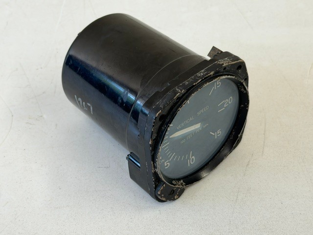 Cessna C661080-0101 VSI Vertical Speed Indicator United Instruments Number 7000