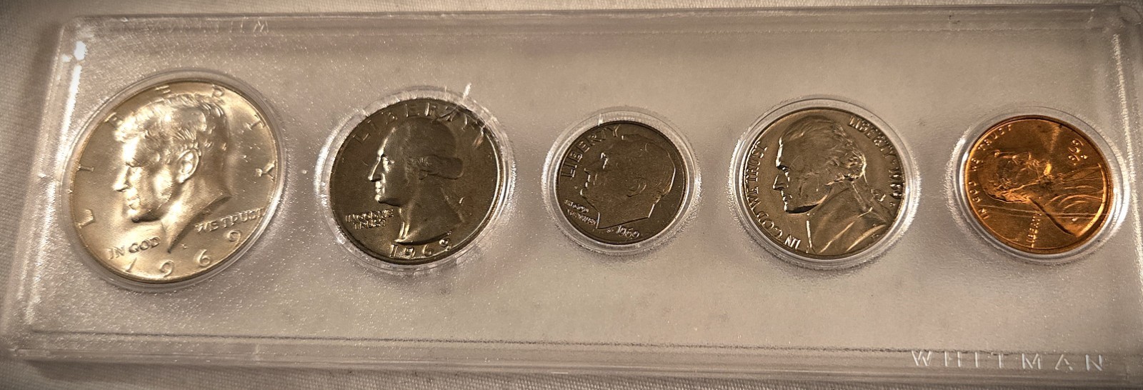 1969-D MINT SET IN WHITMAN HOLDER  * 40% SILVER HALF *  (7370)
