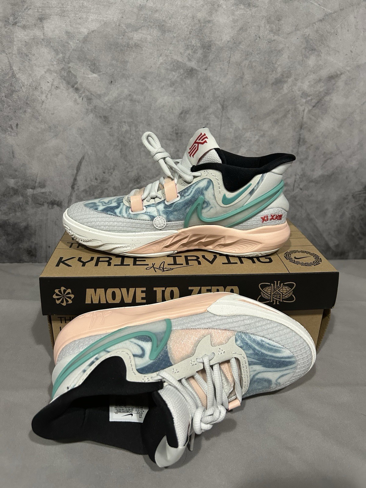 NIKE KYRIE 8 GO (GS)  SIZE 5 Y .