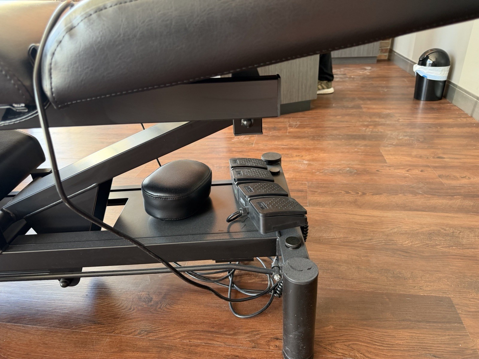 DIR Electric Hydraulic Adjustable Massage Table Black Faux Leather Remote Contr…