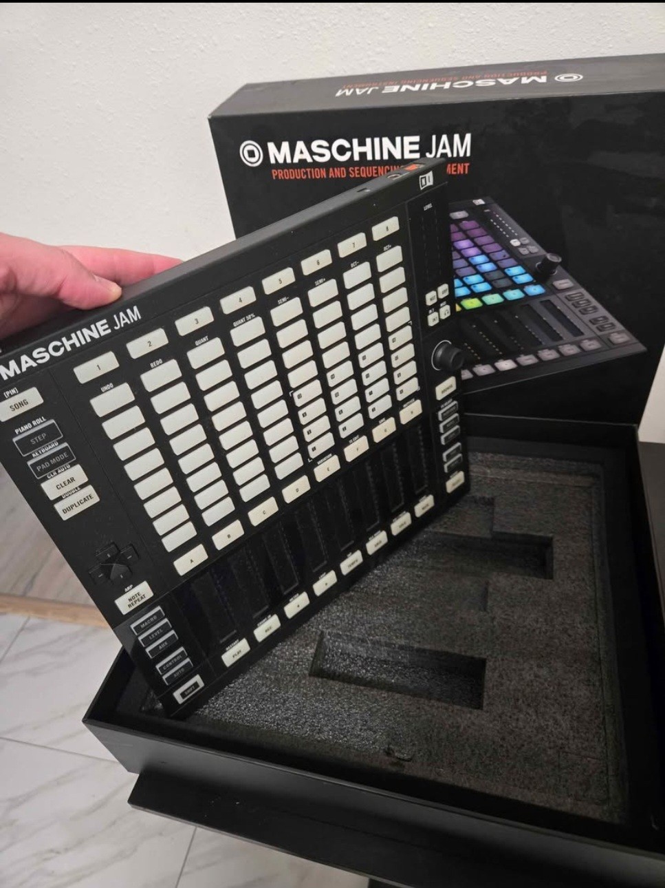 Native Instruments MASCHINE JAM Production and Sequencing Instrument