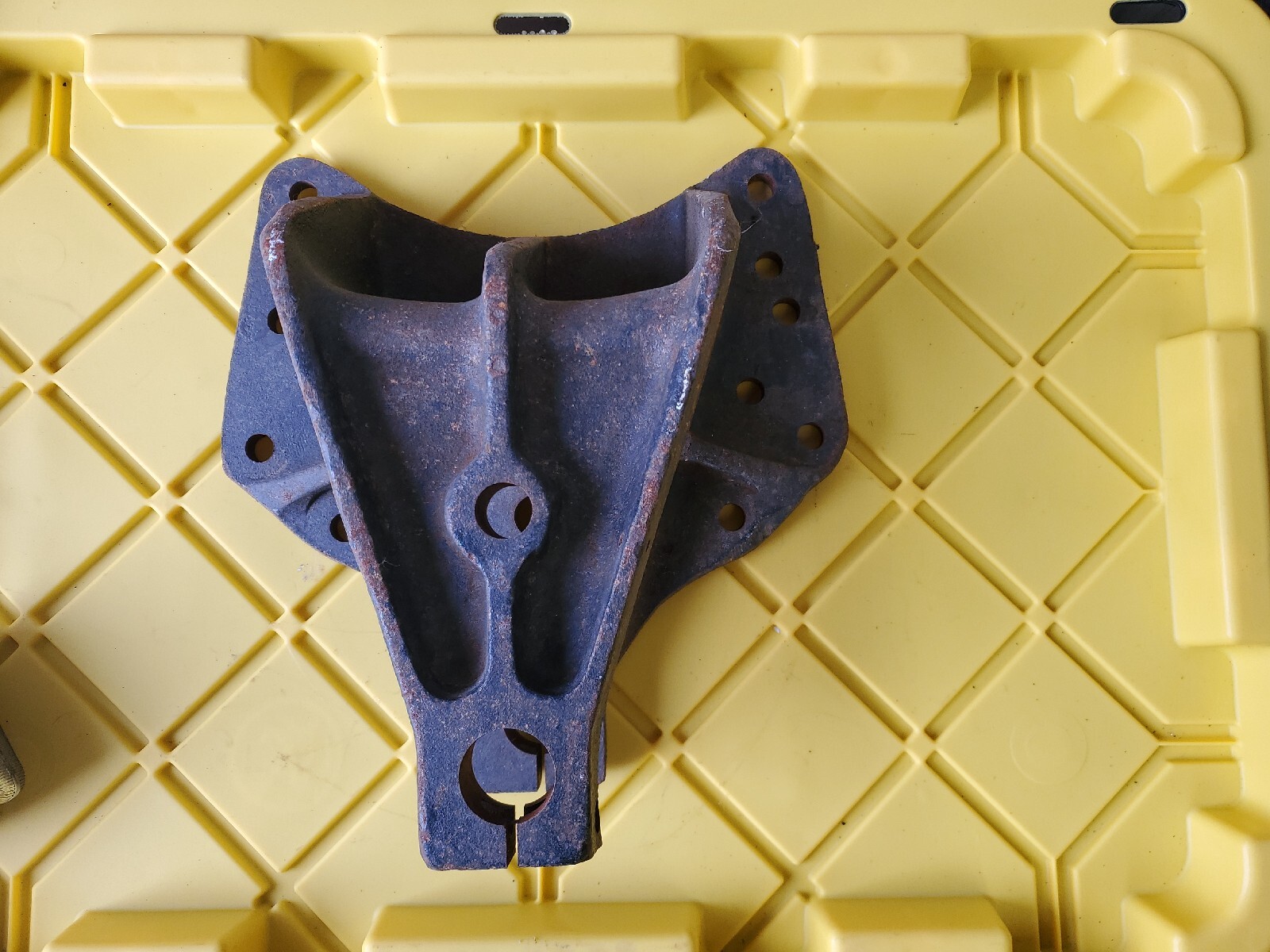 International Front hanger 1654325C1