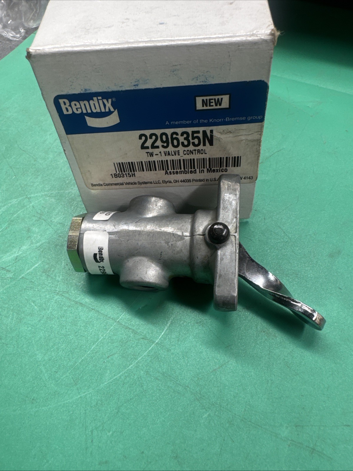 GENUINE NEW Bendix 229635N Air Brake Control Valve 2 Position Type, Flipper