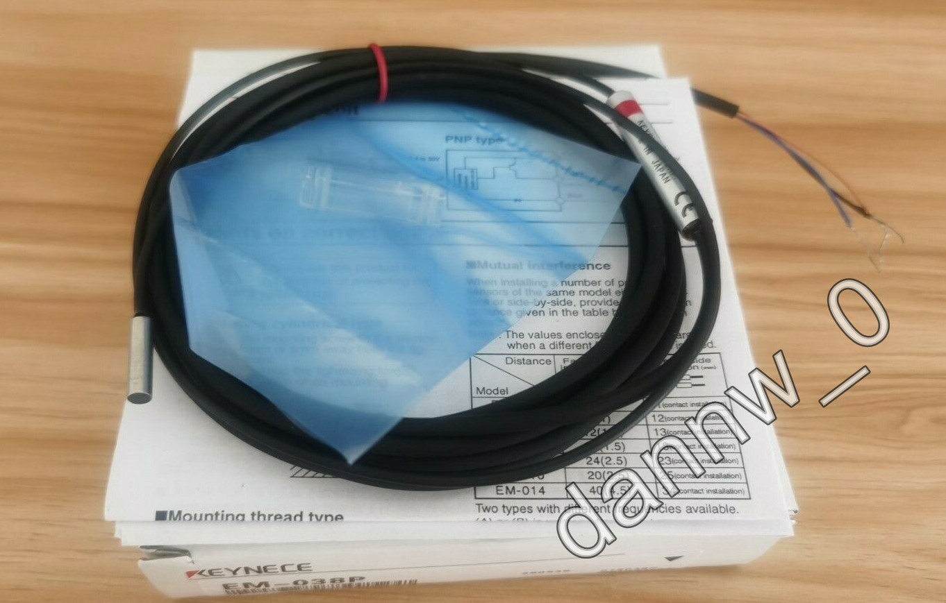 New in box For KEYENCE EM-038P Proximity Sensor