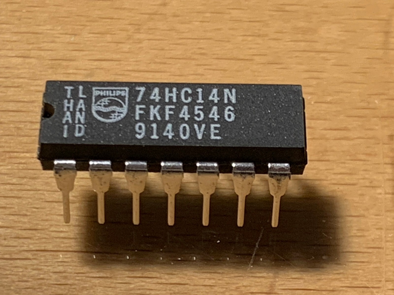 74HC14N - PHILIPS IC - Hex Inverters w / Schmitt Trigger Inputs, DIP-14.