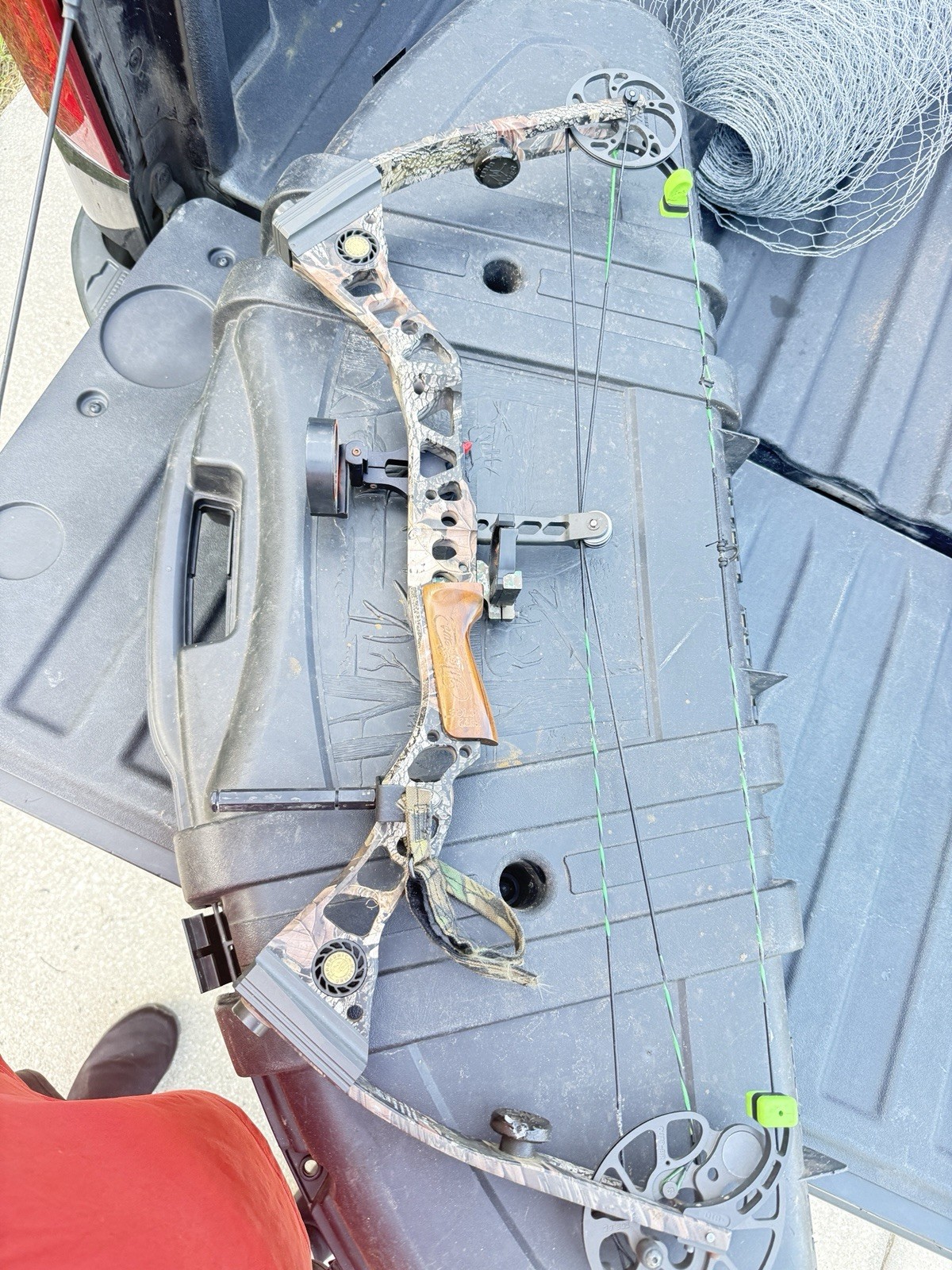 Mathew’s Outback Compound Bow 70lb 28in Draw 37in Camo w/ Hard Case