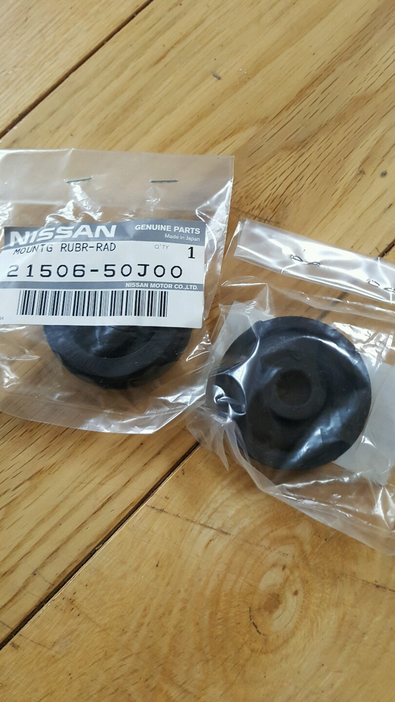 Nissan Elgrand E51,top radiator mount pair.New genuine parts.