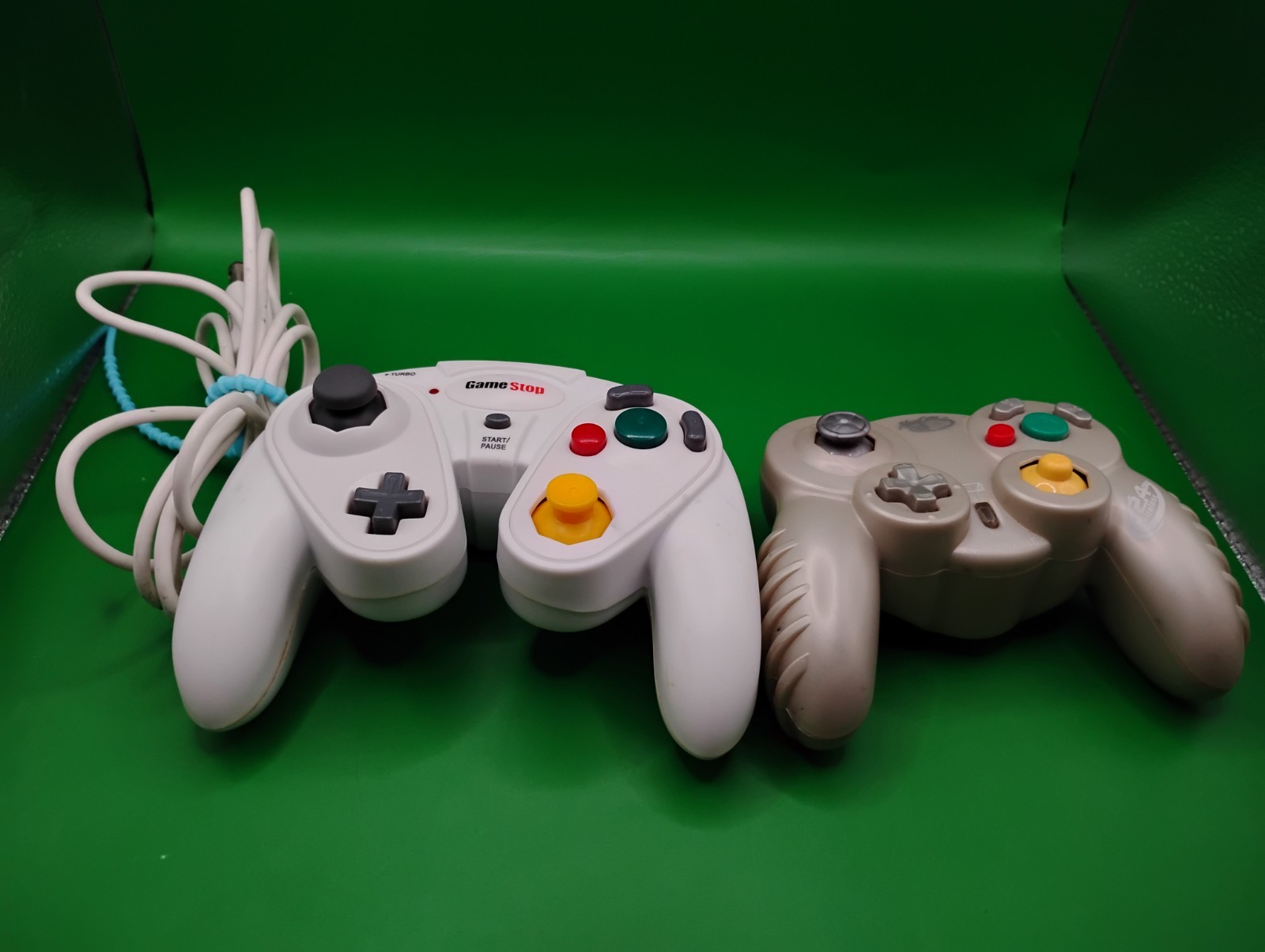 Gamestop brand WHITE CONTROLLER for Nintendo GAMECUBE  + Madcatz- no receiver
