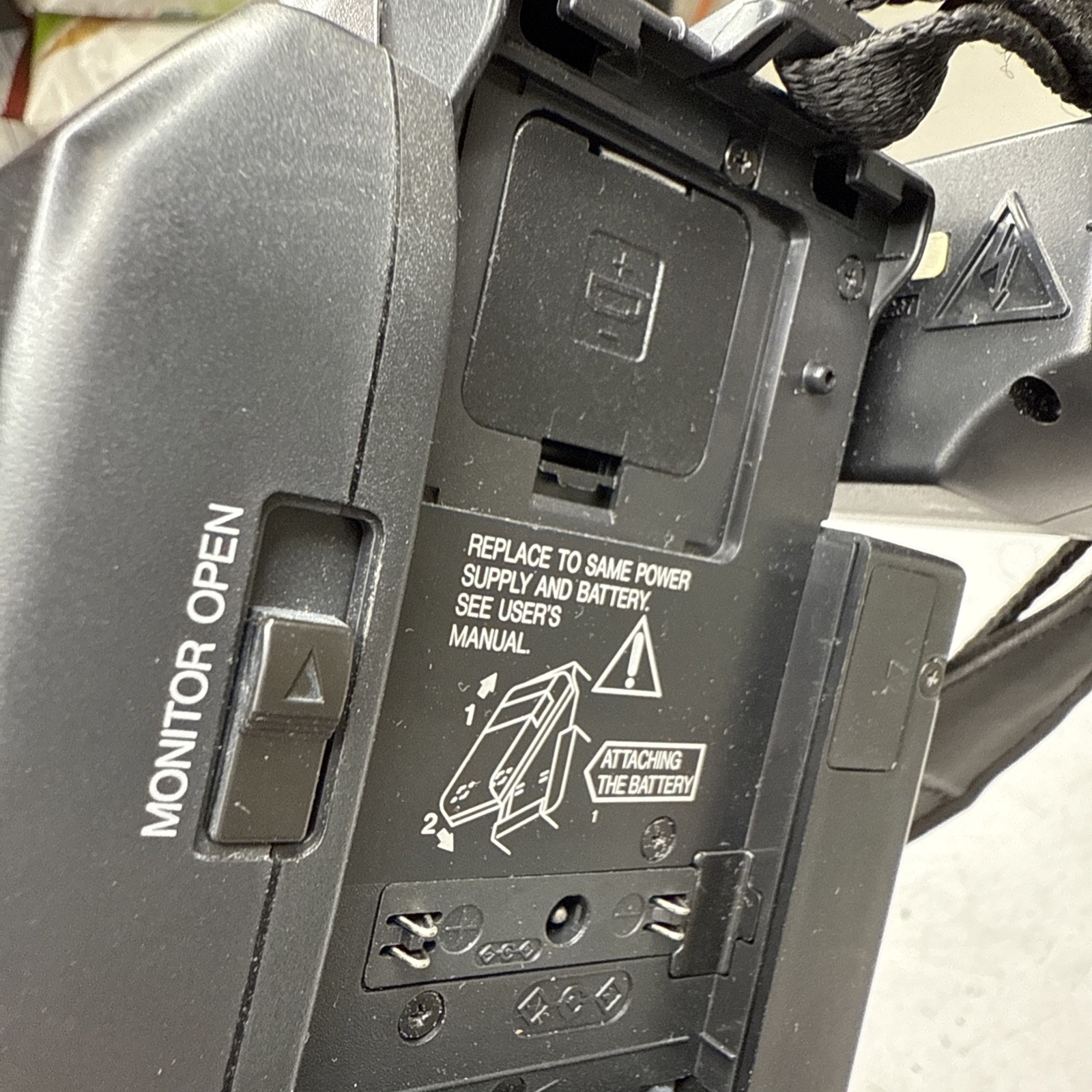 JVC VHS-C Camcorder *READ* Model GR-AXM70U Tested Working.