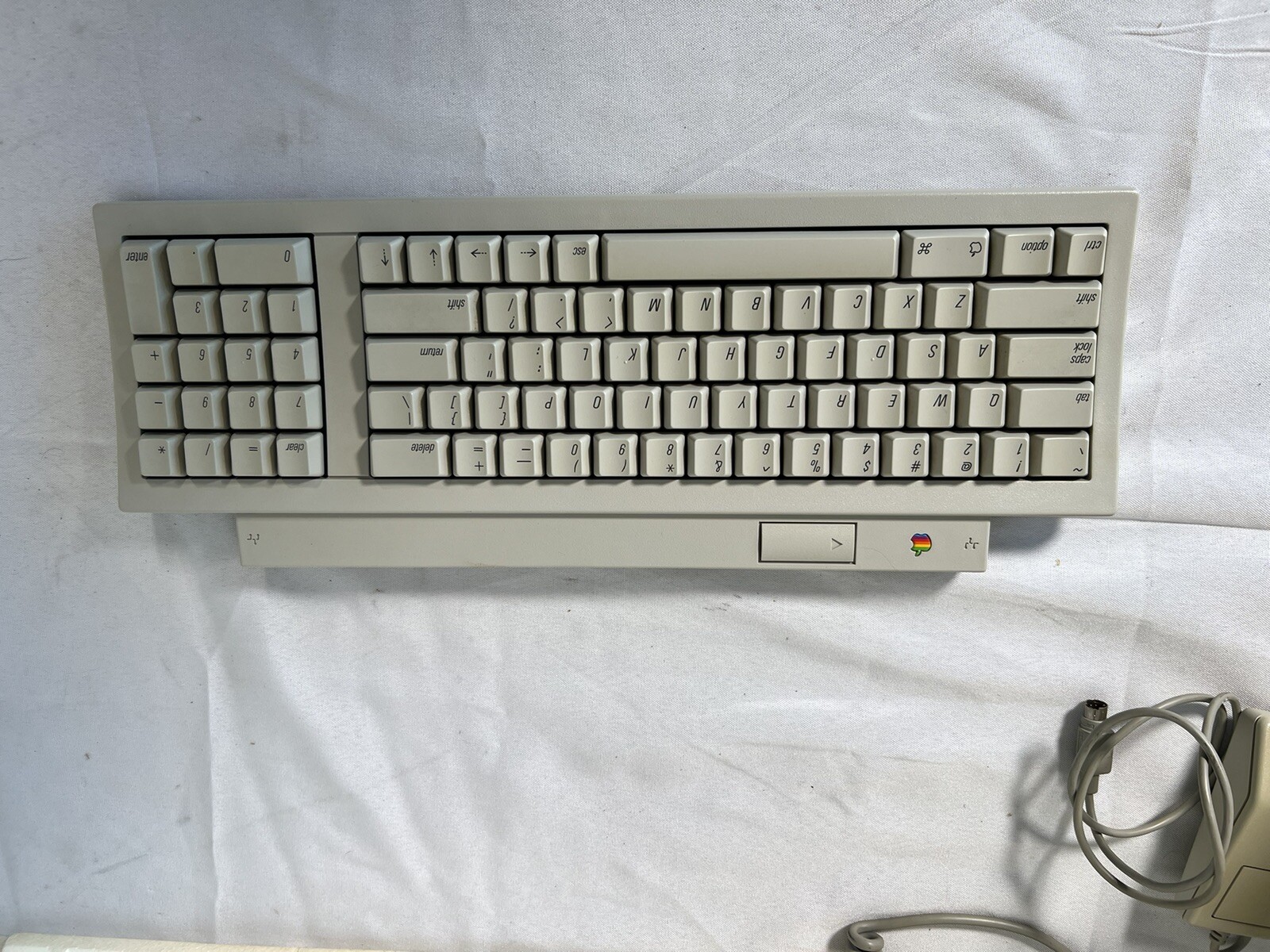 VTG Apple Macintosh Classic Computer Complete w/Box Paperwork Mouse More *READ