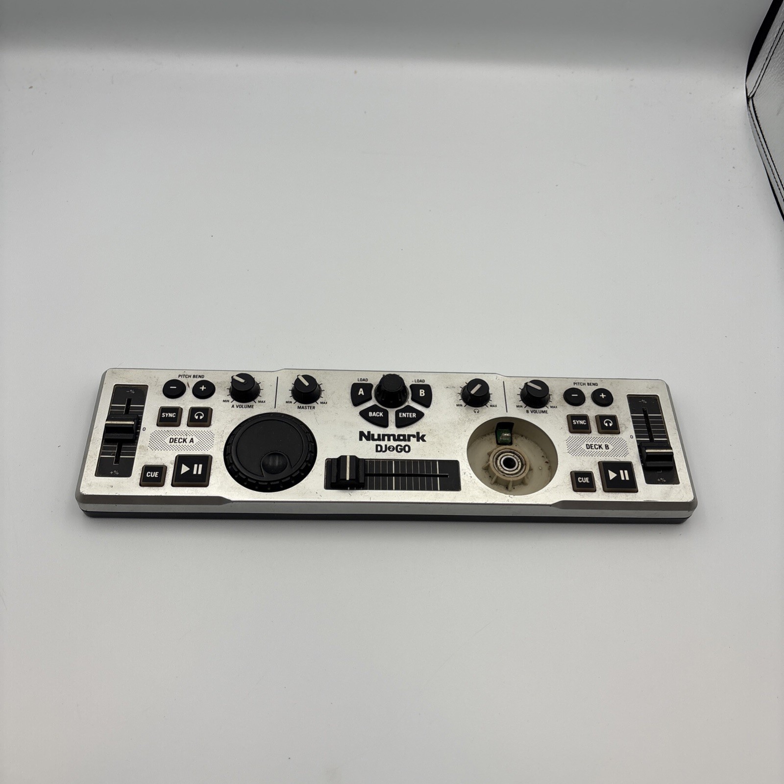 Numark DJ2Go Double Deck Portable USB DJ Controller with Loop/Sampler - READ!