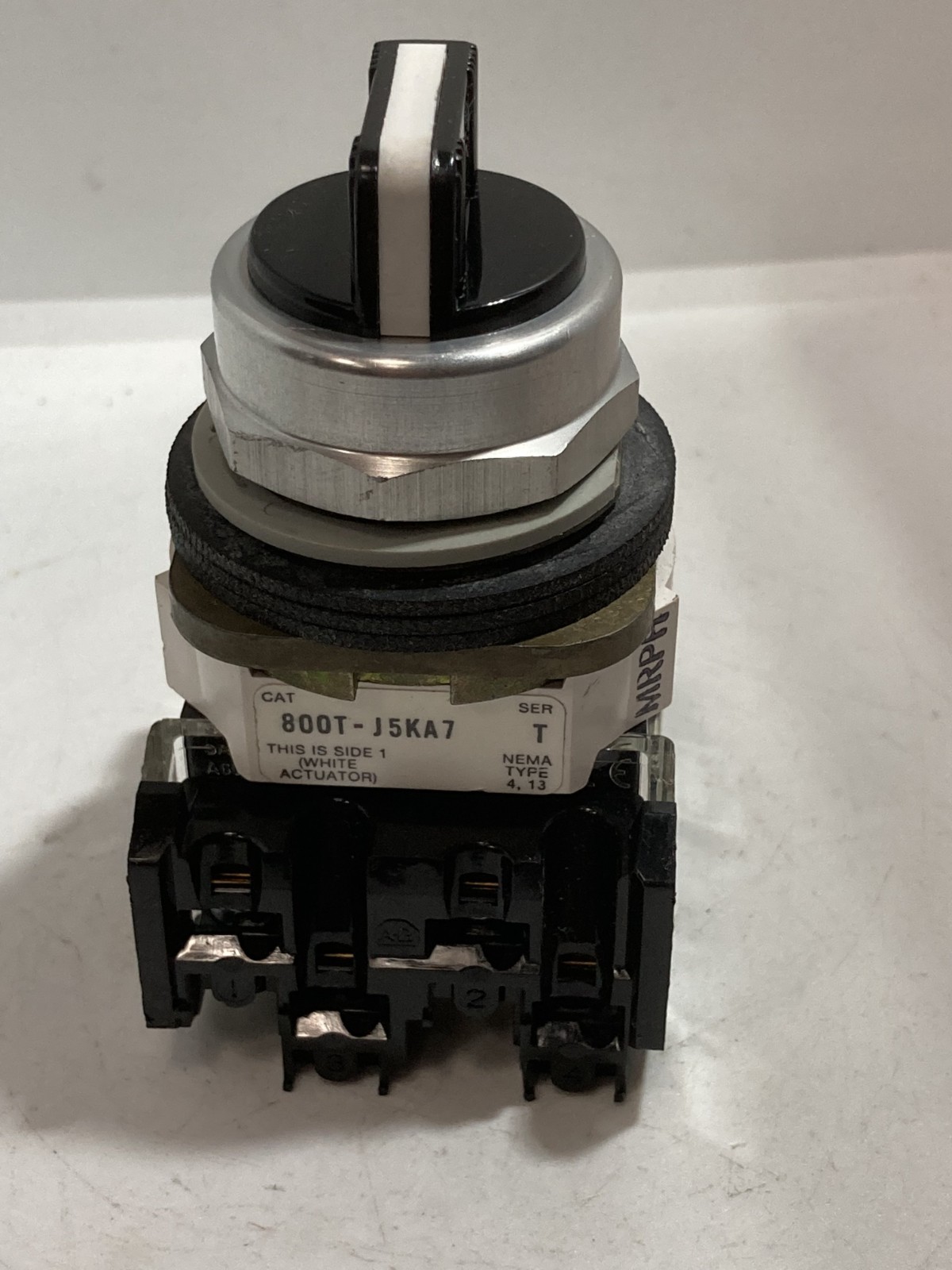 ALLEN BRADLEY 800T-J5KA7B SELECTOR SWITCH 3-POS SPRING RET FROM RIGHT SER T NNB