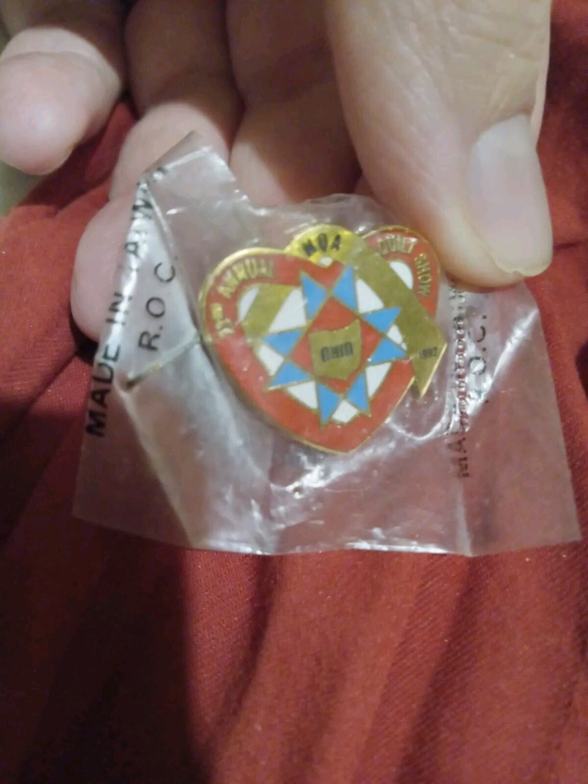 VINTAGE  OHIO QUILTS CLOISONNE ENAMEL METAL LAPEL PIN