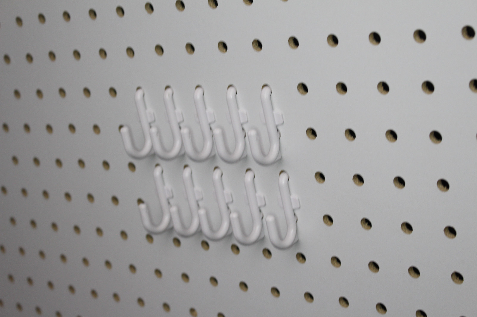 Plastic White J Hook Peg Board Hook Kit Garage 100 pieces PEGBOARD NOT INCLUDED