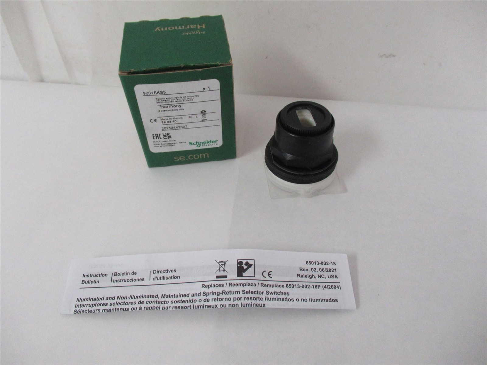 248786 New In Box; Schneider 9001SKS5 Selector Switch R&L Momentary 30mm