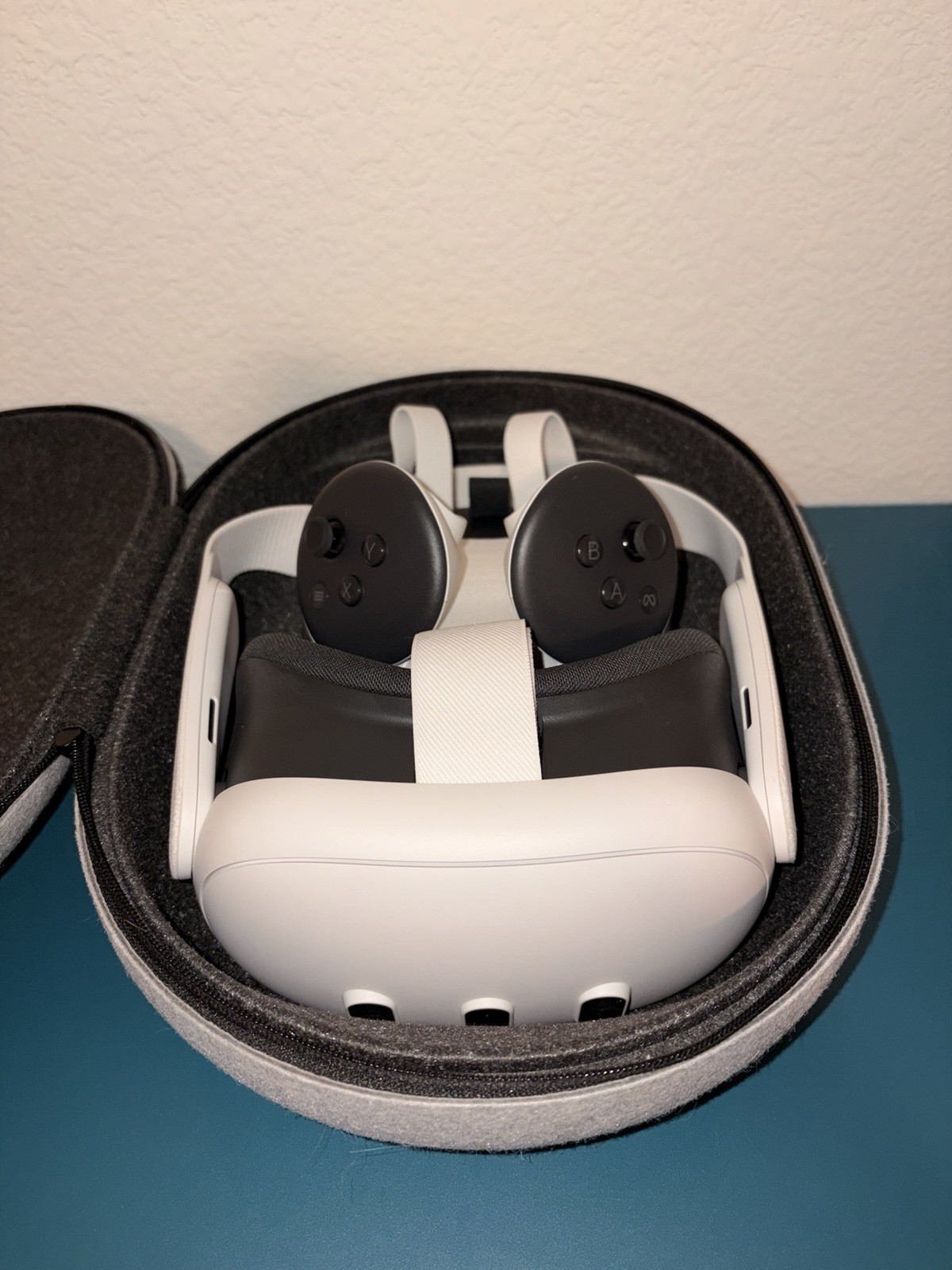 Meta Quest 3 VR Headset 512GB with Controllers and Official Carrying Case