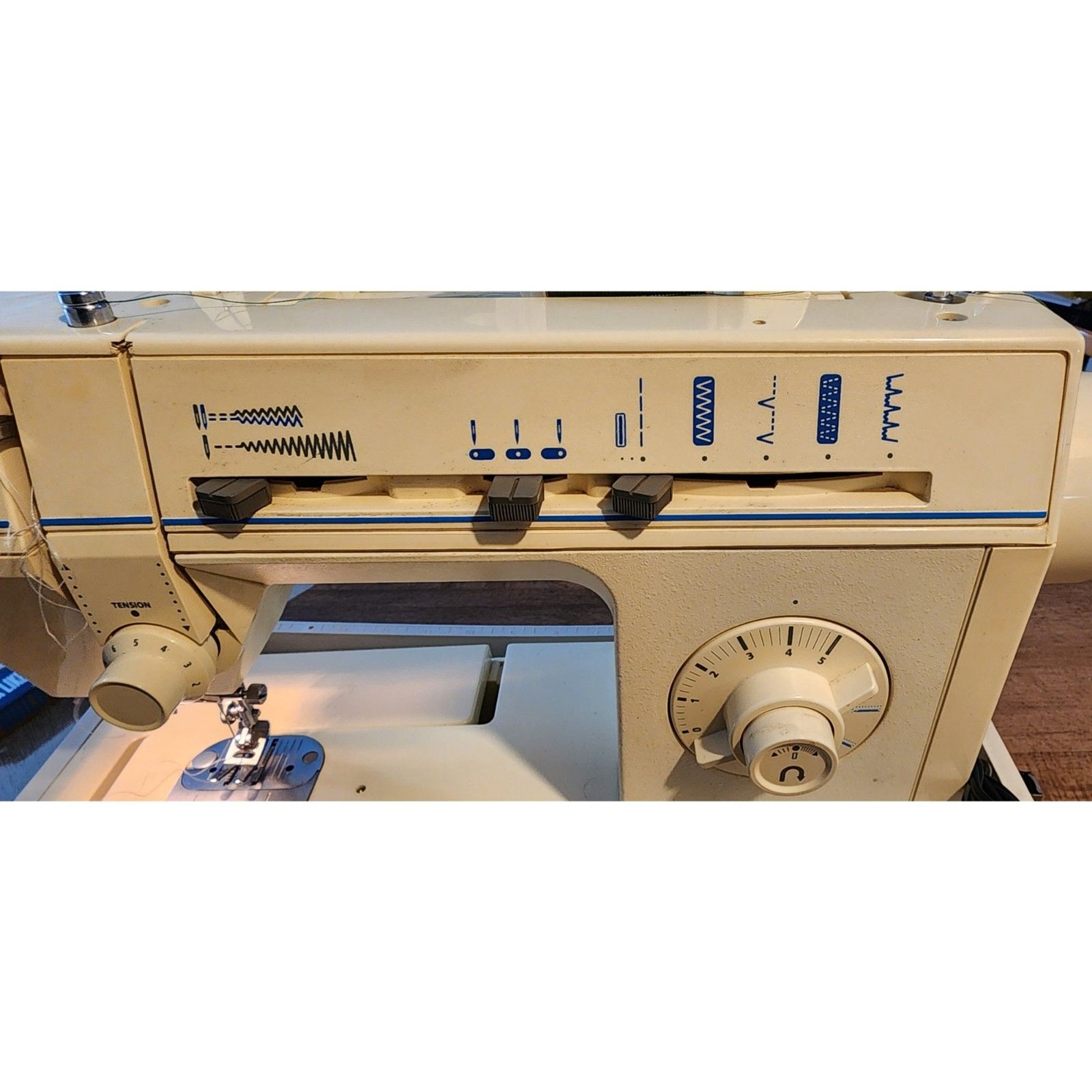 Vintage SINGER Merrit 4525 sewing machine