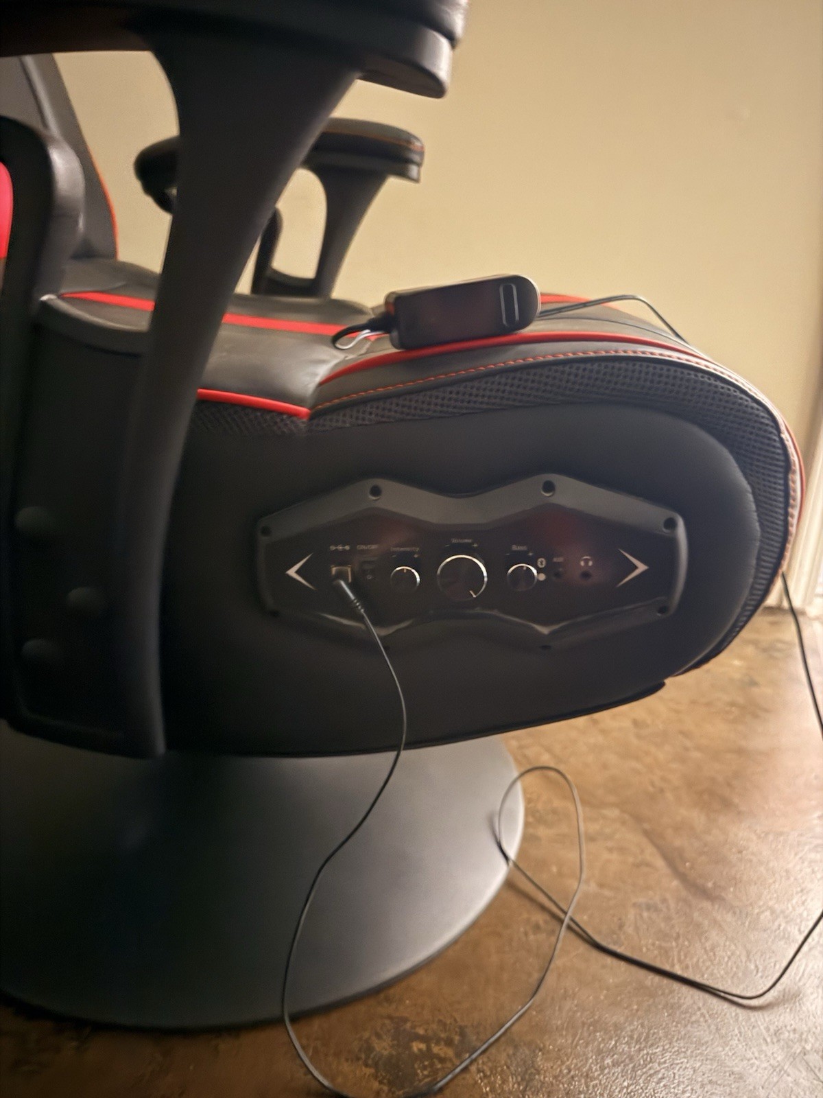 Pedestal Gaming Chair- Bluetooth with Built-in Sound. Perfect condition