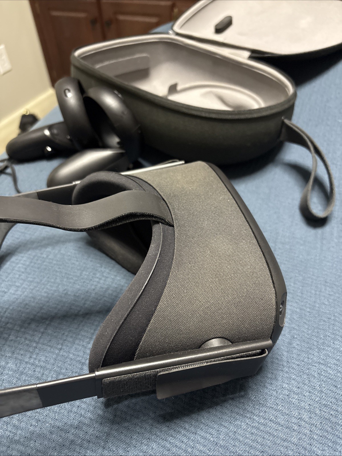 Oculus Quest 1 Virtual Reality Headset with Controllers and Box Great Condition