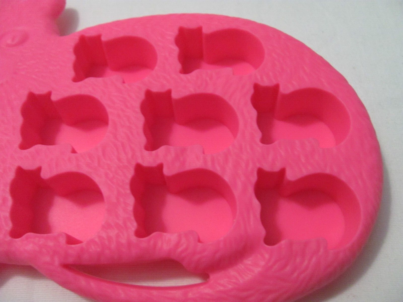 NWOT ICE CUBE TRAY - PINK CAT SHAPED ICE CUBE TRAY