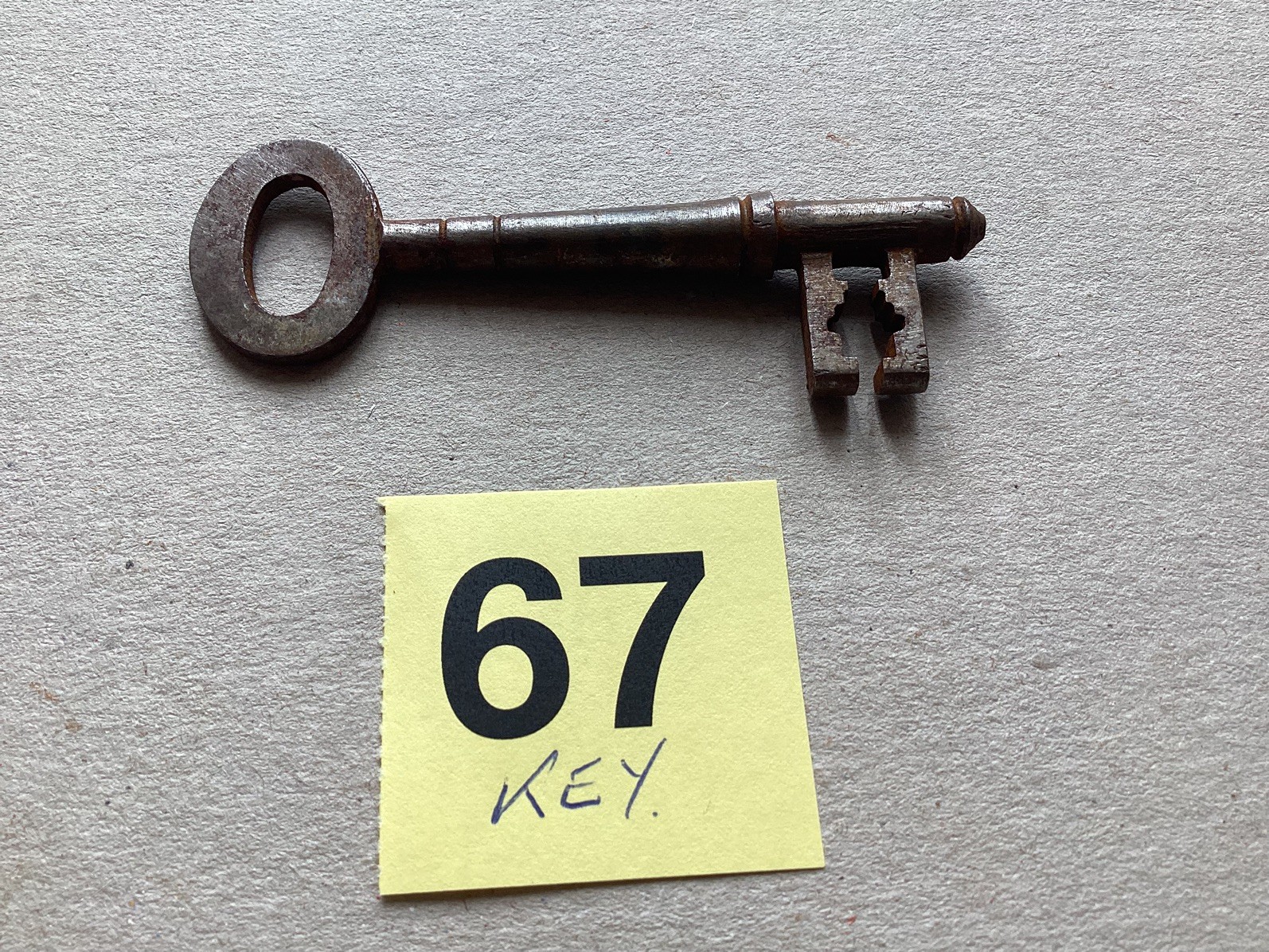 ANTIQUE / EDWARDIAN IRON LOCKING KEY WITH DISTINCTIVE FEATURES.     (Ref 67)