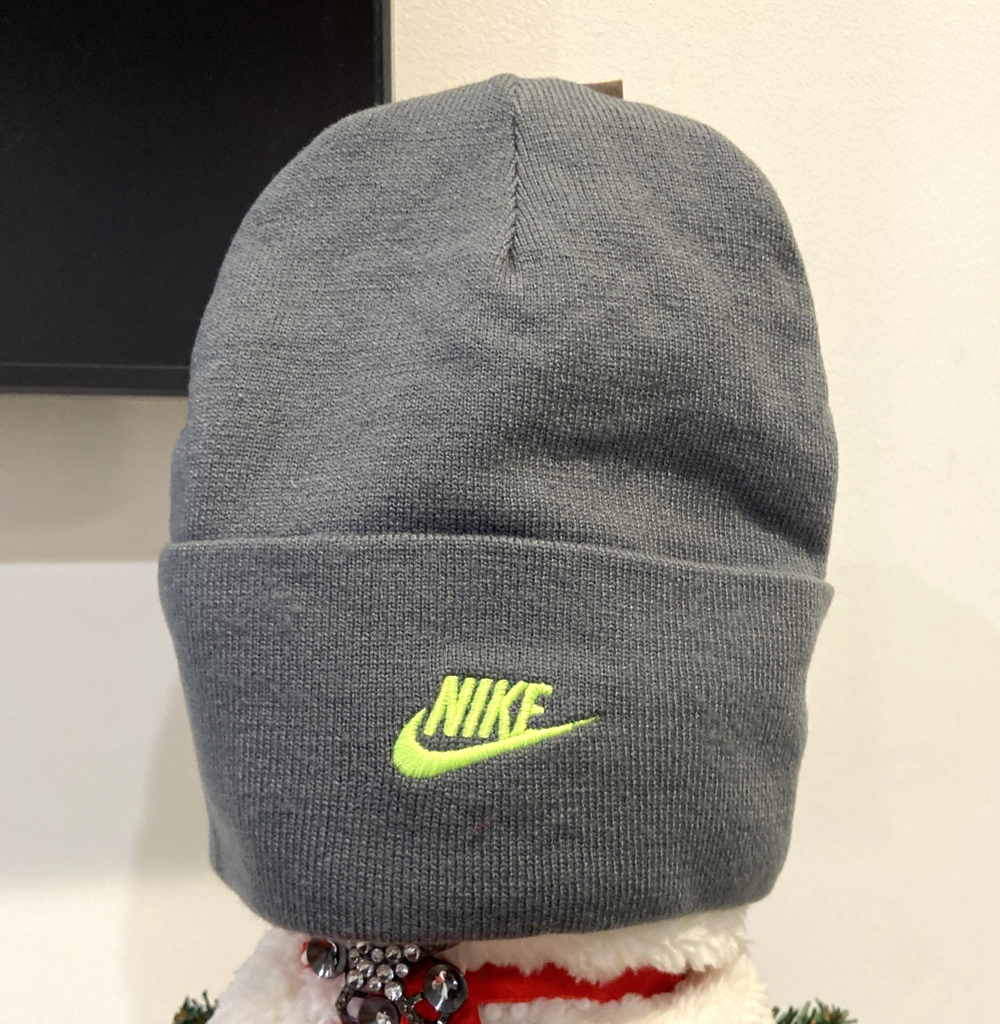 NIKE Big Kids Peak Standard Smile Reversible Beanie in Black/Grey/Yellow