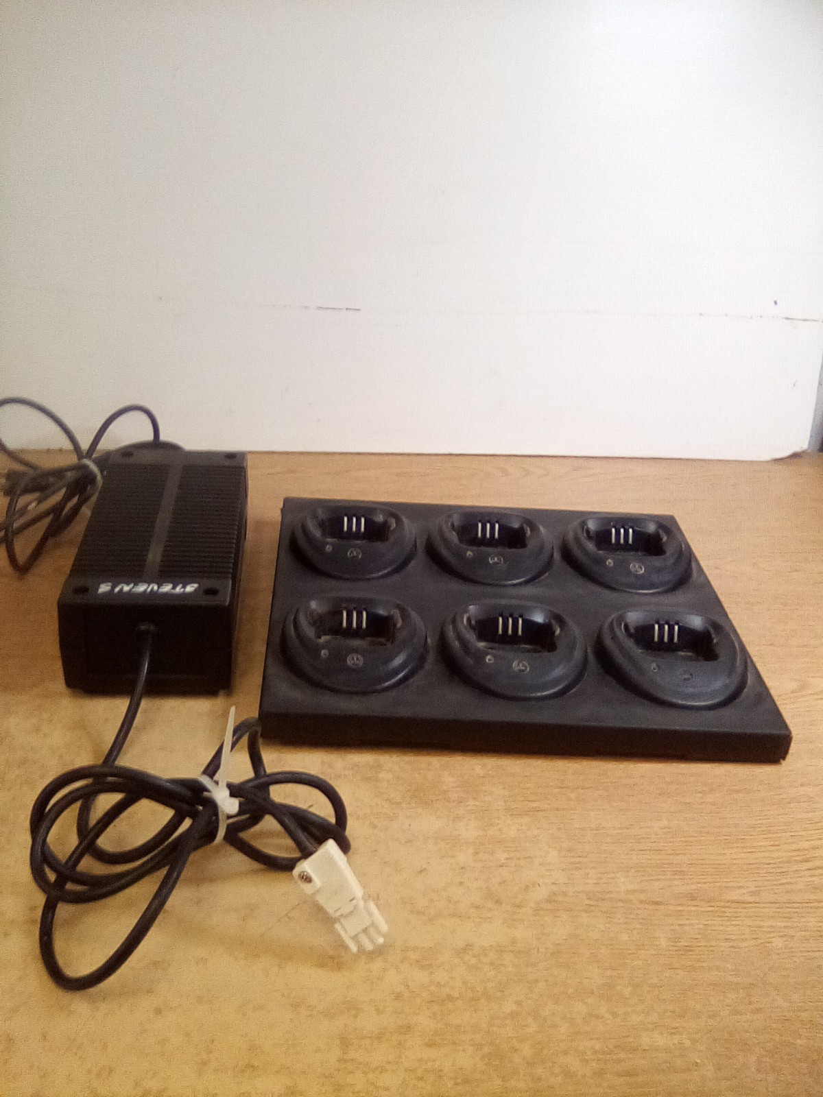 Motorola VPLN4171AR 6 Phone Charging Station W/ Motorola AA19920 Power Supply