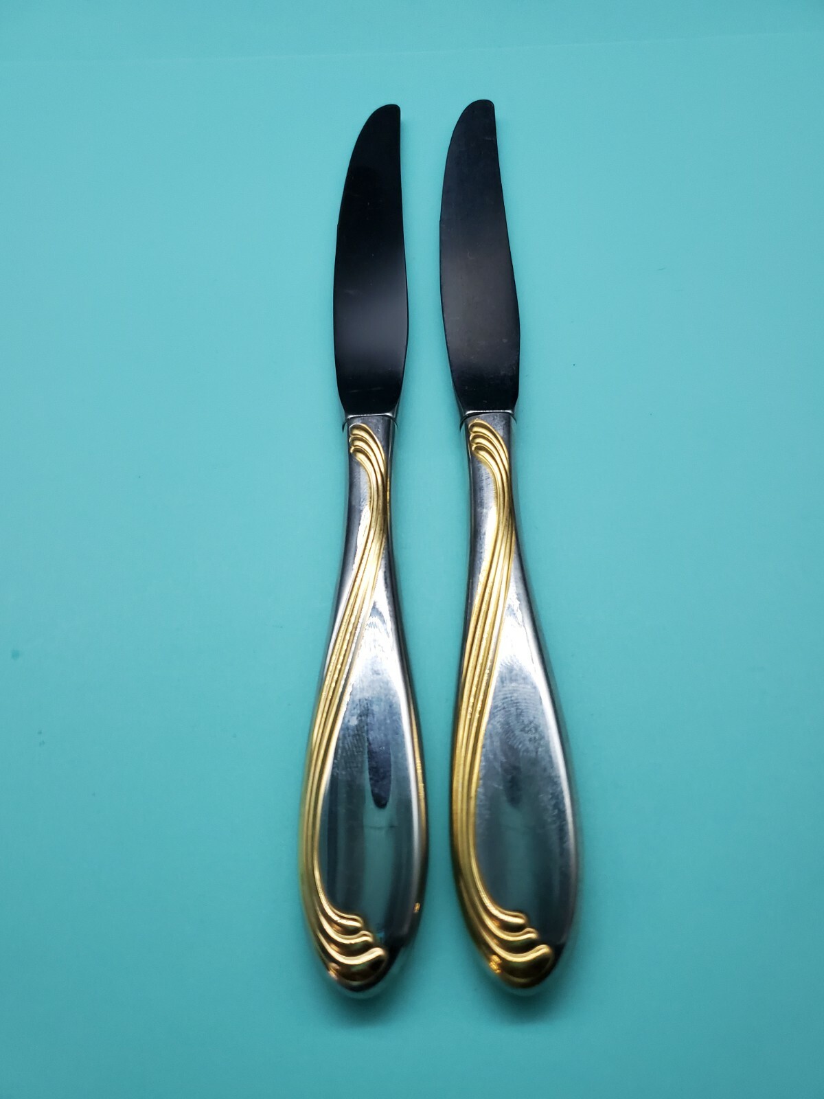 Oneida Golden Camber Dinner Knifes Set of 2