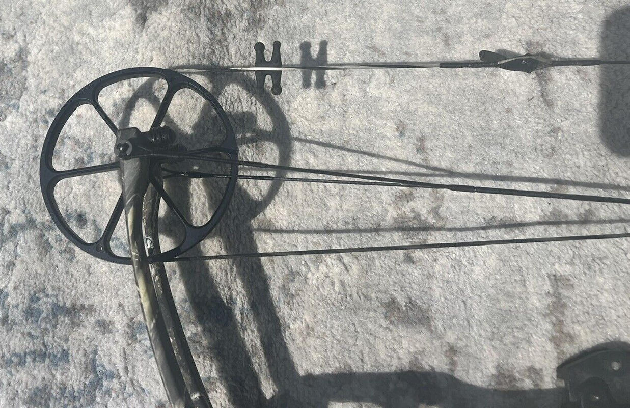 Used PSE compound bow right hand with case & more