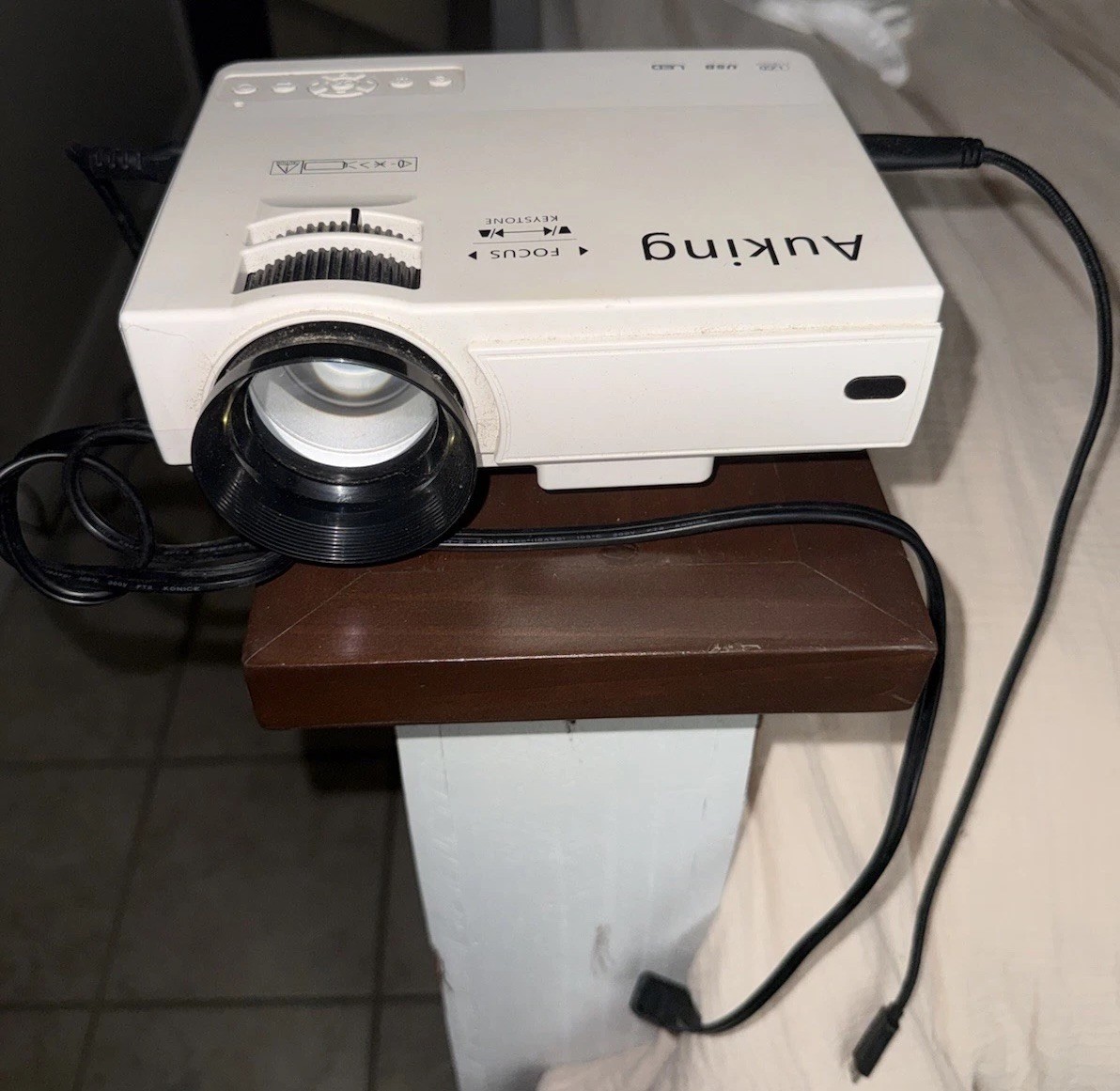 AuKing A008 LCD Mini Projector White 800x480 1080p HDMI USB VGA Speaker