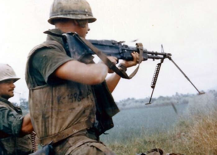 Vietnam War Photo -- US Soldier Opens Fire M-60