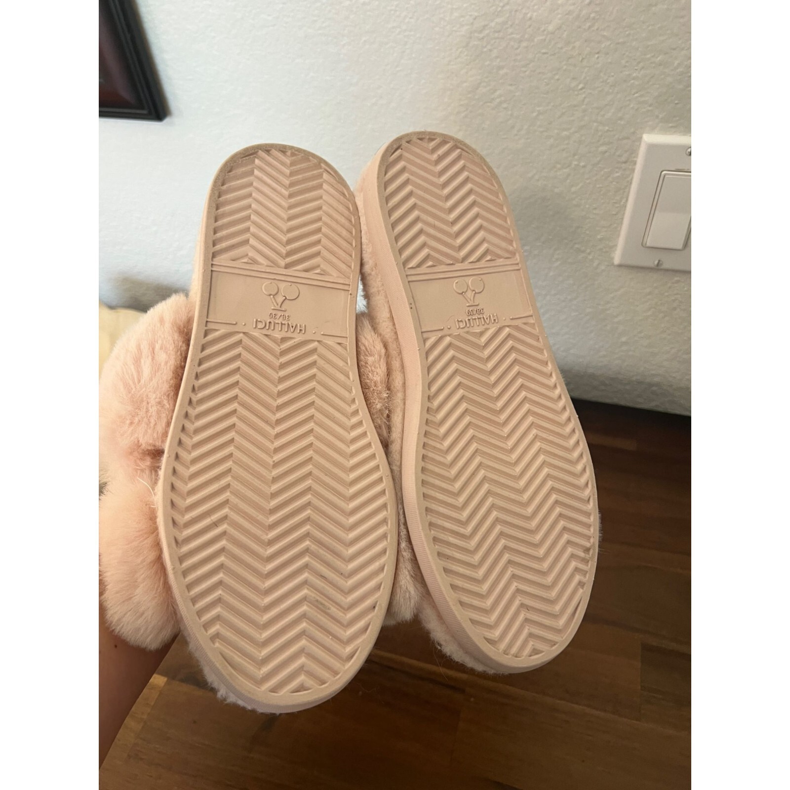 Hallui women's medium pink slippers