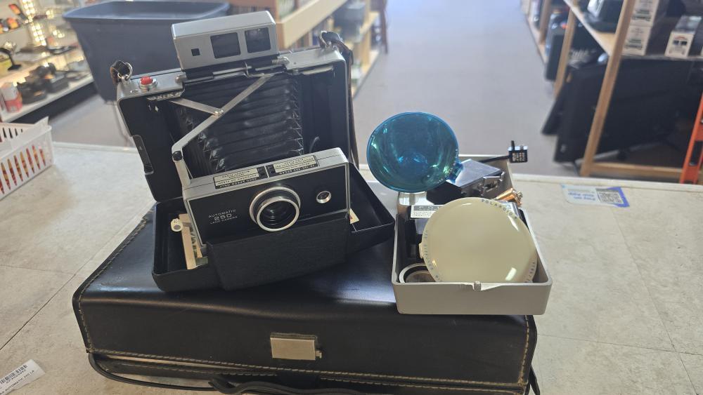 POLAROID AUTOMATIC 250 LAND CAMERA (APX023952)