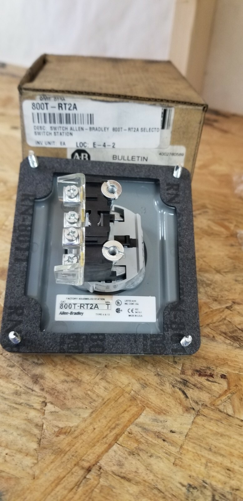 ALLEN BRADLEY 800T-RT2A SELECTOR SWITCH STATION TUPE 4,13 2 POSITION