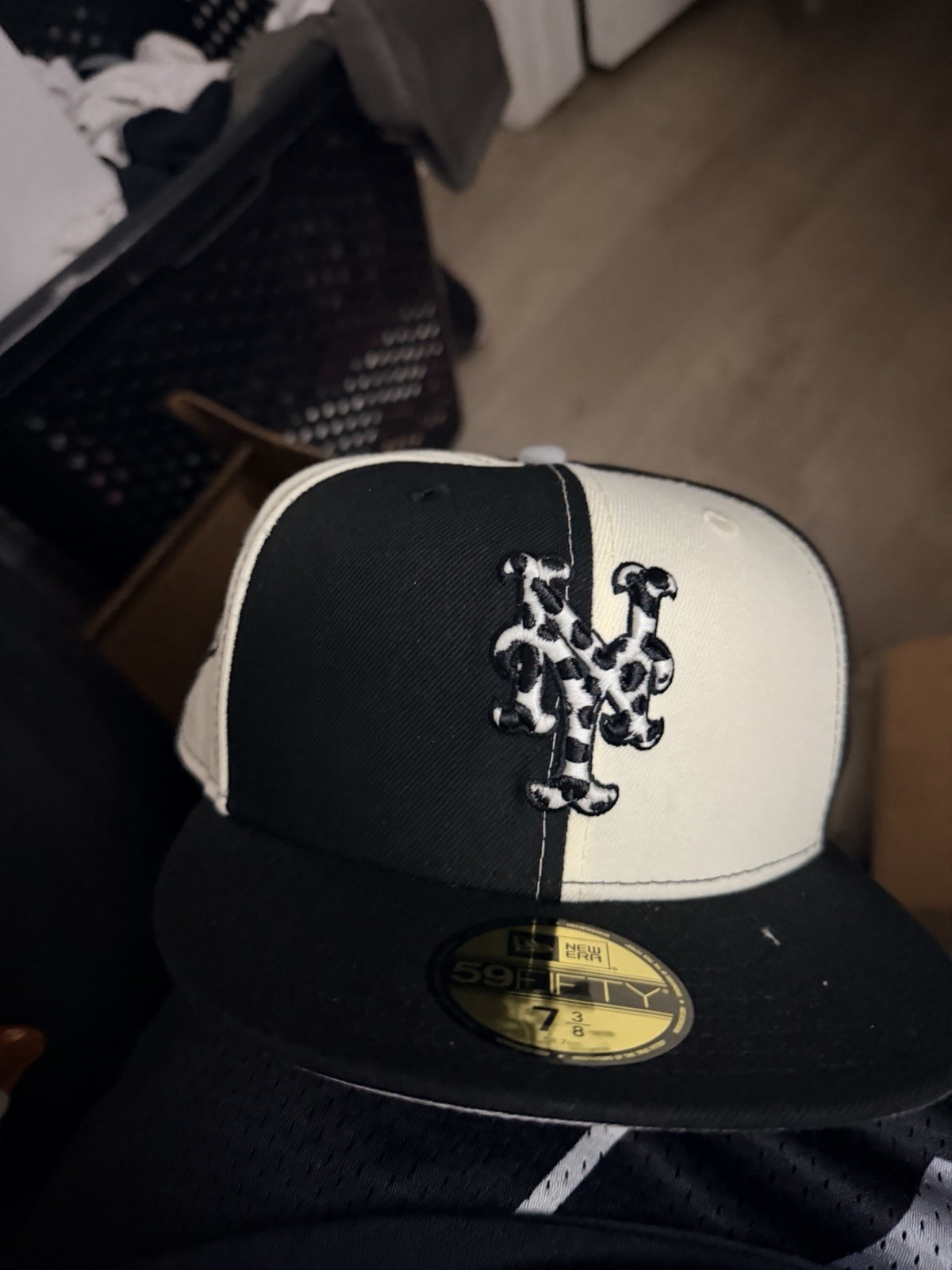 New Era Fitted Hat Cap 7 3/8 Ny Mets Cattle Glow In the Dark